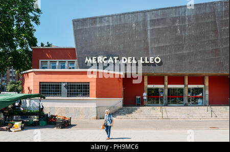 Girona, Spagna - Luglio 9, 2018: Lleo mercato nel centro di Girona è un popolare mercato coperto che offre pesce fresco e altre merci Foto Stock