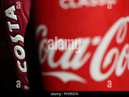 Una lattina di Coca-Cola accanto a una tazza di caffè Costa, in quanto Whitbread ha siglato un accordo per vendere la catena Costa Coffee a Coca-Cola per 3.9 miliardi di sterline. Foto Stock