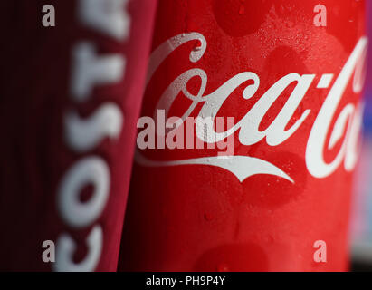 Una lattina di Coca Cola accanto a una tazza di caffè Costa, come Whitbread ha siglato un accordo per vendere il caffè Costa catena alla Coca Cola per &pound;3,9 miliardi. Foto Stock