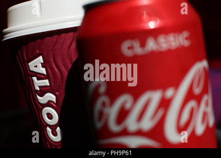 Una lattina di Coca Cola accanto a una tazza di caffè Costa, come Whitbread ha siglato un accordo per vendere il caffè Costa catena alla Coca Cola per &pound;3,9 miliardi. Foto Stock
