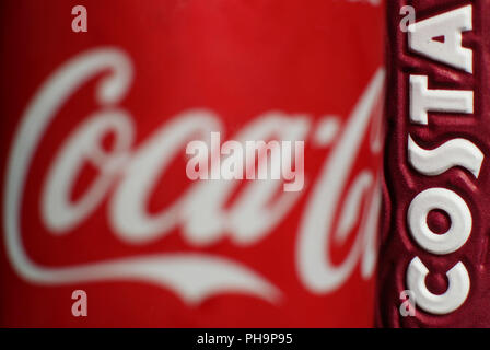 Una lattina di Coca-Cola accanto a una tazza di caffè Costa, in quanto Whitbread ha siglato un accordo per vendere la catena Costa Coffee a Coca-Cola per 3.9 miliardi di sterline. Foto Stock