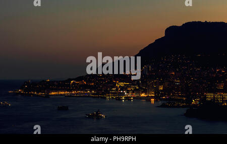 Panoramica vista incantevole del Principato di Monaco poco dopo il tramonto Foto Stock