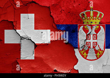 Bandiere di Svizzera e Serbia dipinta sulla parete incrinato Foto Stock