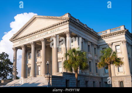 Un vecchio (metà ottocento) Governo statunitense Customs House con la tipica architettura neoclassica Romana portico sostenuto da colonne corinzie scanalate. Foto Stock