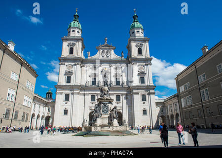 Corte di fronte al duomo di Salisburgo, Salisburgo, Austria, Europa Foto Stock