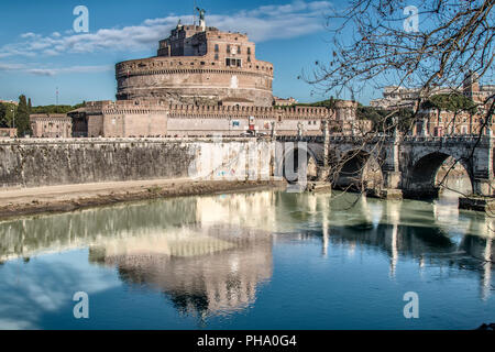 Vista di Castel Sant'Angelo e il ponte dello stesso nome dalla banchina del fiume Tevere a Roma, Italia Foto Stock