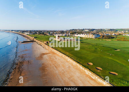 Vista aerea del Royal Jersey Golf e club house, Gorey, Jersey, Isole del Canale, Regno Unito, Europa Foto Stock