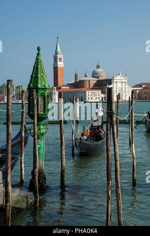 In Gondola e Cheisa San Giorgio, Venezia, Sito Patrimonio Mondiale dell'UNESCO, Veneto, Italia, Europa Foto Stock
