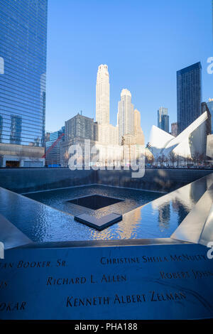 Il Nord Pool fontana commemorativa, Ground Zero, One World Trade Center, la parte inferiore di Manhattan, New York City, Stati Uniti d'America, America del Nord Foto Stock