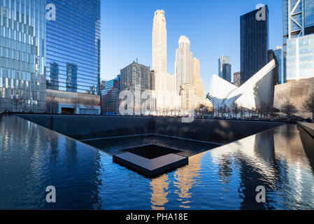 Il Nord Pool fontana commemorativa, Ground Zero, One World Trade Center, la parte inferiore di Manhattan, New York City, Stati Uniti d'America, America del Nord Foto Stock