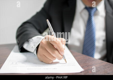 Imprenditore iscritto sul modulo di domanda e in attesa di un colloquio per ottenere lavoro in ufficio Foto Stock
