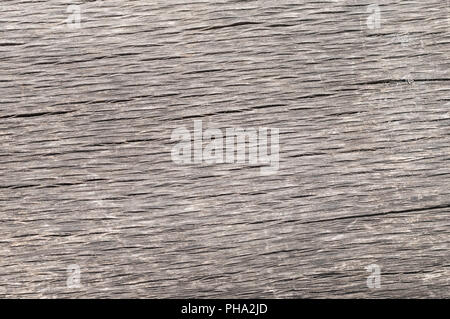 Weathered graffiato grigio, marrone sullo sfondo di legno. Foto Stock