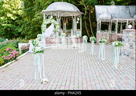 Decorazioni per matrimoni con arch e tavolo per esterno Foto Stock