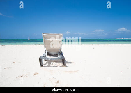 Lonely lettino sulla spiaggia Caraibica Foto Stock