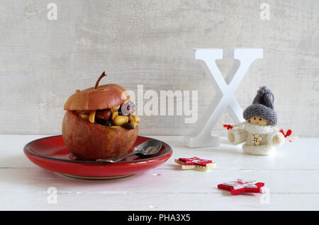 Mela cotta con noci, uva passa e miele per natale Foto Stock