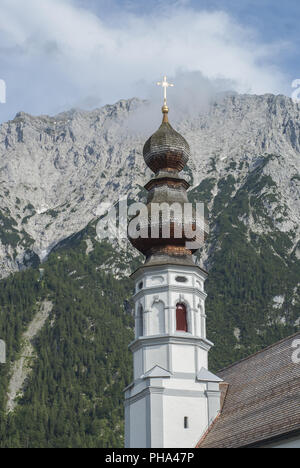 Chiesa di San Nicola, Mittenwald, Baviera, Germania Foto Stock Chiesa di San Nicola, Mittenwald, Baviera, Germania Foto Stock