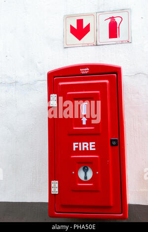 Una vista ravvicinata di un rosso fuoco si estingue box custodia Incase di un incendio Foto Stock