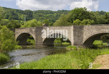 Ponte storico in pietra in Oberregenbach, Germania Foto Stock