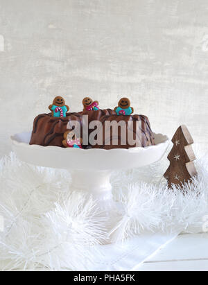 Piccola torta al cioccolato con pan di zenzero mans a natale Foto Stock