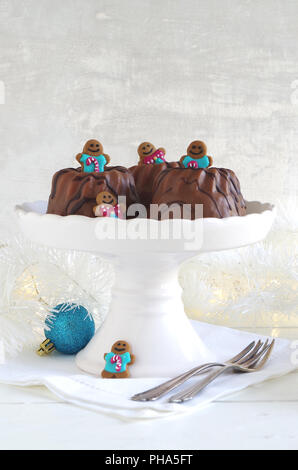 Piccola torta al cioccolato con pan di zenzero mans a natale Foto Stock