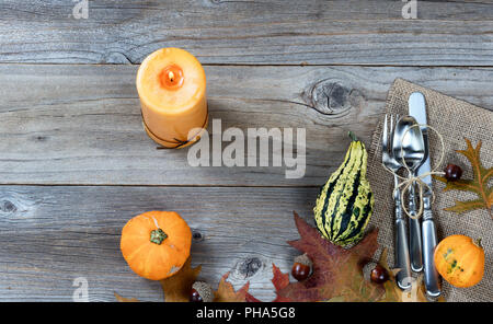 Impostazione di pappa per autunno Ringraziamento vacanza su rustiche tavole in legno Foto Stock
