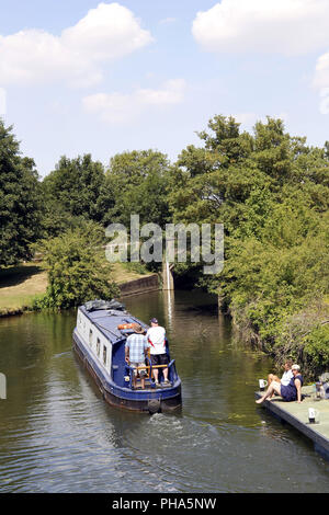 Narrowboat sul fiume Nene a Barnwell serratura, Oundle, Northamptonshire, Inghilterra Foto Stock