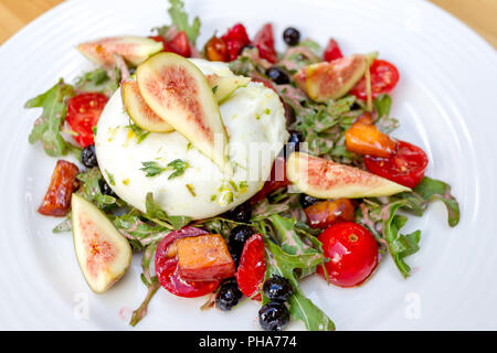 Burrata fichi Insalata di rucola Foto Stock