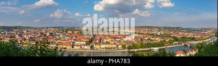 Panorama di Wuerzburg cityscape dalla piattaforma vista della Fortezza di Marienberg su una soleggiata giornata estiva, Wuerzburg, Baviera, Germania Foto Stock