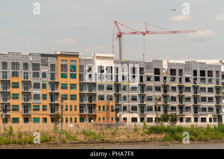 Costruzione di edifici di appartamenti, in prossimità del percorso della linea dei " commuters ", lungo il fiume Passaic in Harrison, NJ Sabato, Agosto 25, 2018. (© Richard B. Levine) Foto Stock