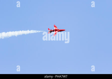 RAF frecce rosse piano con emissione di fumo bianco trail sorvolano Bournemouth durante un display al Bournemouth Air Festival, giovedì 30 agosto 2018 Foto Stock