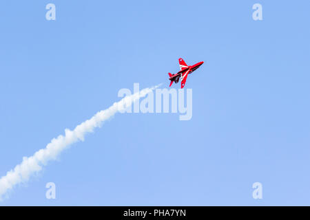 RAF frecce rosse piano con emissione di fumo bianco trail sorvolano Bournemouth durante un display al Bournemouth Air Festival, giovedì 30 agosto 2018 Foto Stock