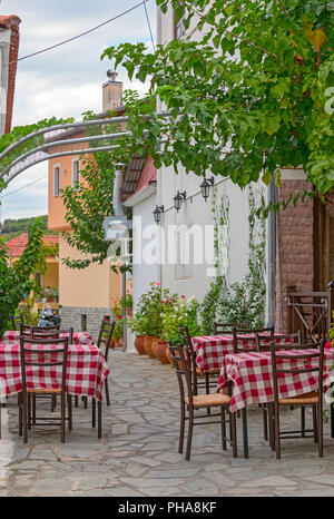 Tavole di ristorante su terrazza su strada, Foto Stock