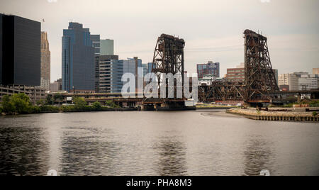 Il dock di Amtrak il sollevamento verticale ponte sopra il fiume Passaic, costruito nel 1935, il collegamento di Newark Penn Station a Newark, NJ, a sinistra per Harrison, NJ, destra. Il ponte è in esclusiva per il traffico su rotaia soltanto.(Â© Richard B. Levine) Foto Stock