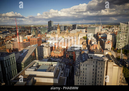 Il centro città di Manchester skyline vista dal Spinningfields, 20 storie, mostrando Deansgate quindi il municipio e oltre a Piccadilly Foto Stock