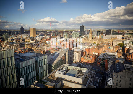 Il centro città di Manchester skyline vista dal Spinningfields, 20 storie, mostrando Deansgate quindi il municipio e oltre a Piccadilly Foto Stock