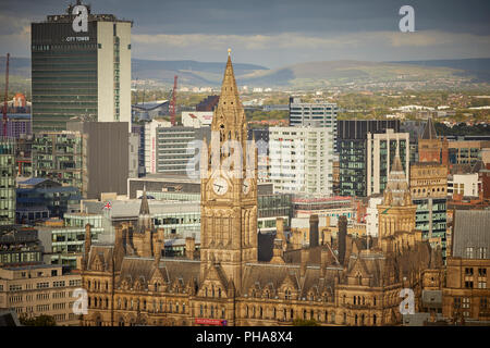 Il centro città di Manchester skyline vista dal Spinningfields, 20 storie, mostrando Town Hall e al di là di Piccadilly City Tower Foto Stock