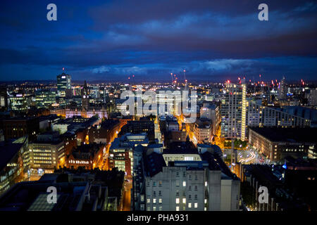 Il centro città di Manchester skyline vista dal Spinningfields, 20 storie, mostrando Deansgate quindi il municipio e oltre a Piccadilly di notte Foto Stock