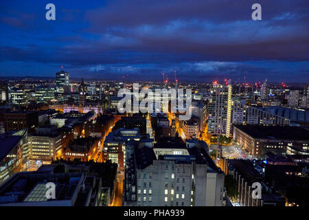 Il centro città di Manchester skyline vista dal Spinningfields, 20 storie, mostrando Deansgate quindi il municipio e oltre a Piccadilly di notte Foto Stock