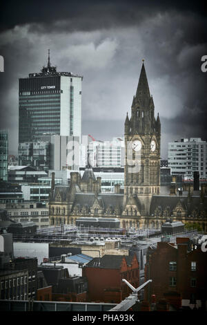 Il centro città di Manchester skyline vista dal Spinningfields, 20 storie, mostrando Town Hall e al di là di Piccadilly City Tower Foto Stock