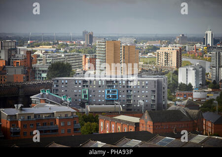 Castlefield skyline nel centro della città di Manchester che guarda a Trafford e patata Wharf in Forefront Foto Stock