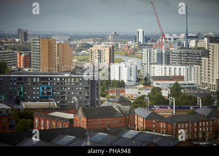 Castlefield skyline nel centro della città di Manchester che guarda a Trafford e patata Wharf in Forefront Foto Stock