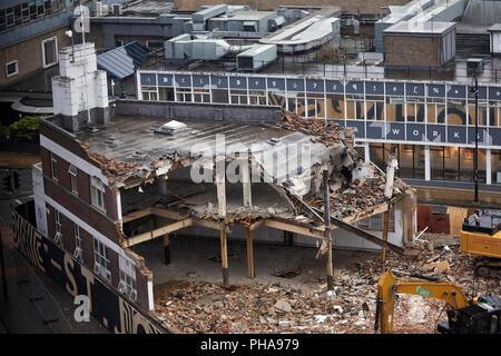 88 - 100 Quay Street elegante edificio di riferimento dell'art-deco e ex garage viene demolita per far posto alla St Johns sviluppo Foto Stock