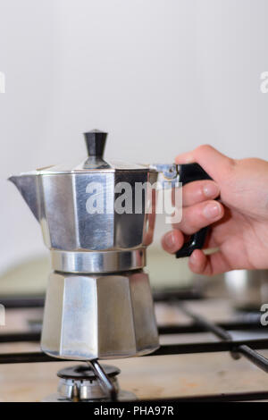 Il caffè con il classico italiano in acciaio inossidabile caffettiera - close-up Foto Stock