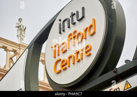Intu proprietà segno plc per il Trafford Centre in Greater Manchester Foto Stock