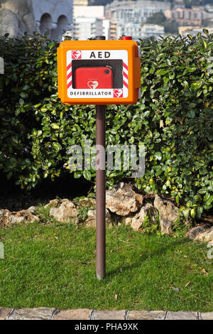 Defibrillatore automatico esterno nella casella in pole Foto Stock