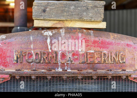 Vecchio rosso McCormick-Deering trattore di Geraldine Trasporti e Museo di macchinari, Canterbury, Nuova Zelanda Foto Stock