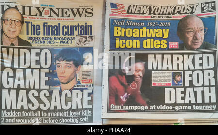 In primo piano della New York tabloid Lunedì, Agosto 27, 2018 funzionalità simile dividere in primo piano segnalato nei giorni precedenti la morte del commediografo Neil Simon e il tiro di massa a Jacksonville, FL a un torneo di videogiochi. (Â© Richard B. Levine) Foto Stock