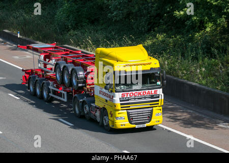 Stockdale autocarri DAF XF; il trasporto pesante carrello di consegna sulla M6 a Lancaster, Regno Unito Foto Stock