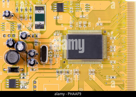 La scheda madre del computer con chip e strisce di collegamento in dettaglio Foto Stock