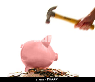 Salvadanaio e un assortimento di monete circa ottenere fracassato Foto Stock